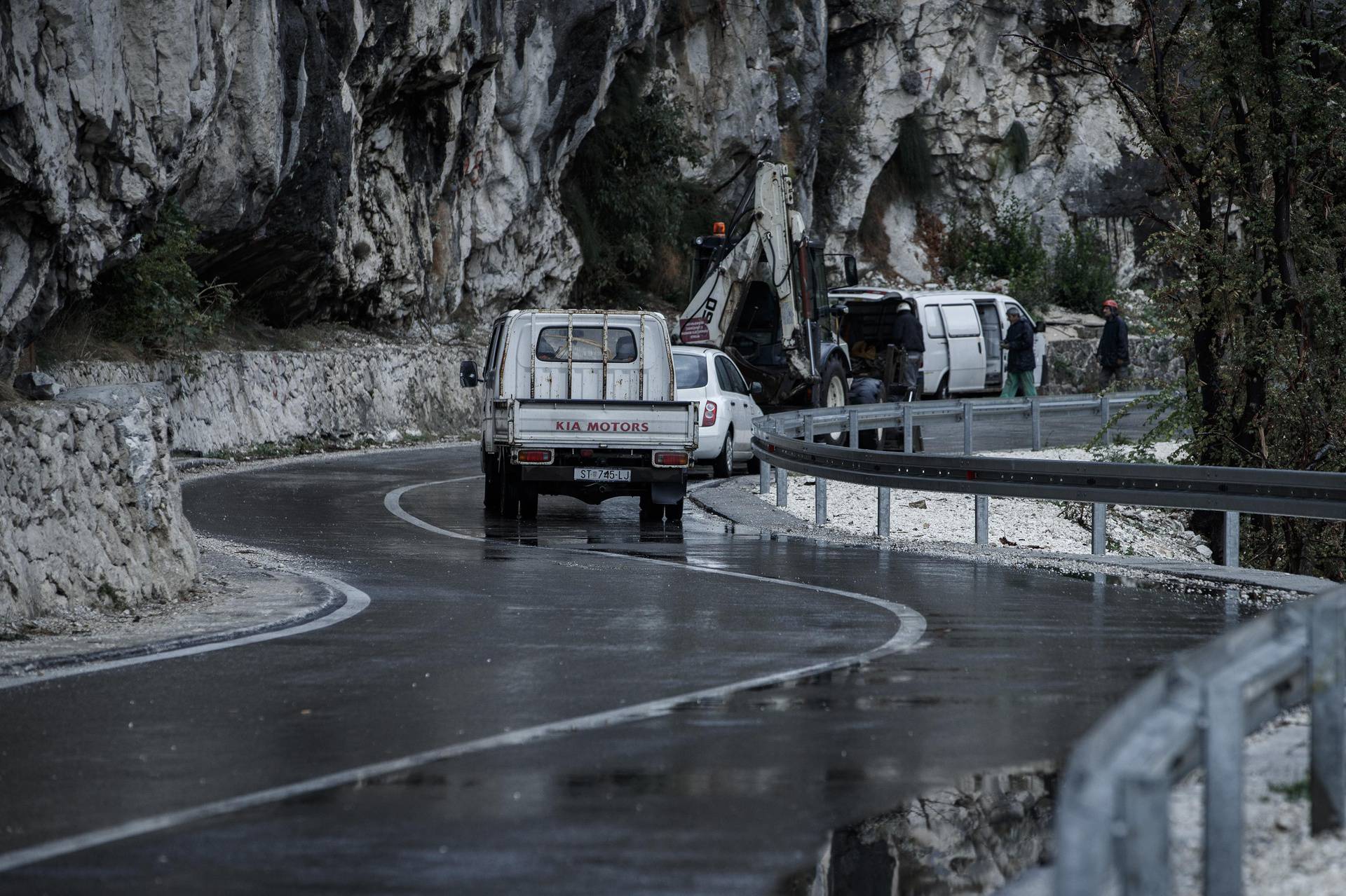 Veliki odron kod Omiša, kamene gromade blokirale cestu