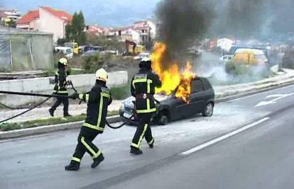 Split: Zapalili mu auto jer nije htio kupiti njihov alat?
