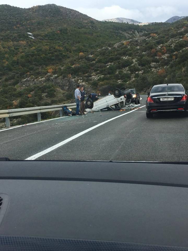 Prebrzo ušao u zavoj, udario u bankinu pa završio na krovu