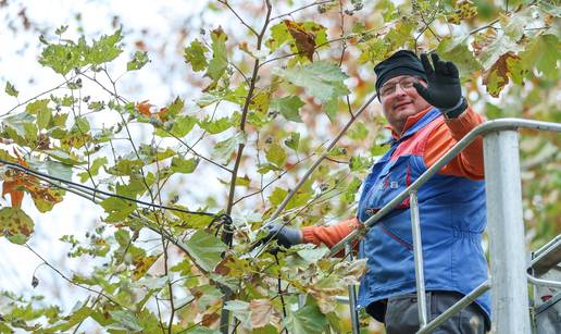 FOTO Bliži se Advent u Zagrebu! U Zrinjevcu već svijetle lampice, na Tomislavcu postavljaju kućice