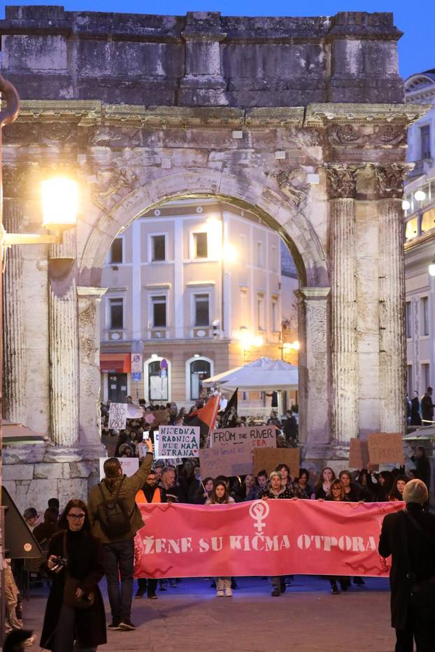 Pula: 4. Noćni marš u Puli pod parolom Žene - kičma otpora