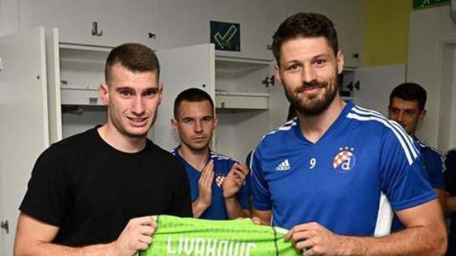 Livaković se oprostio od Dinama i suigrača. Petković mu uručio poklon u emotivnom rastanku