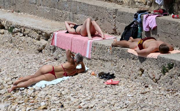 Zadar: Visoke temperature u Zadru, građani potražili osvježenje na plaži