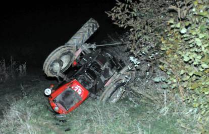 Muškarac orao njivu, traktor se prevrnuo pa vozač poginuo