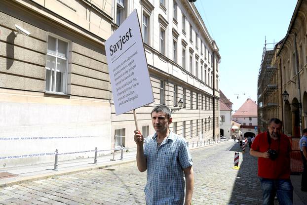 Zagreb: Siniša Labrović izveo performans "Iz rječnika" ispred zgrade Vlade RH