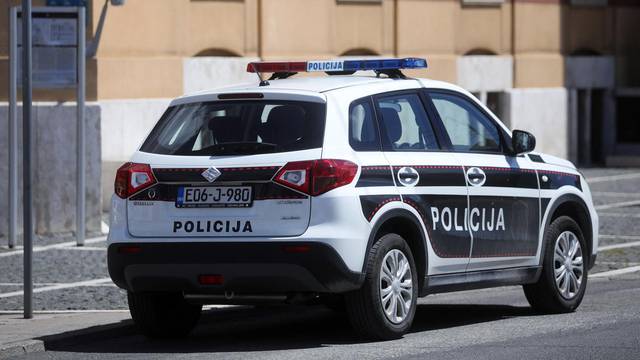Sarajevo: Policijski automobil parkiran pored znaka za zabranu parkiranja