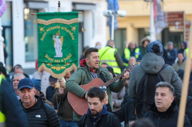 Zagreb: Molitelji krunice na Trgu bana Jelačića