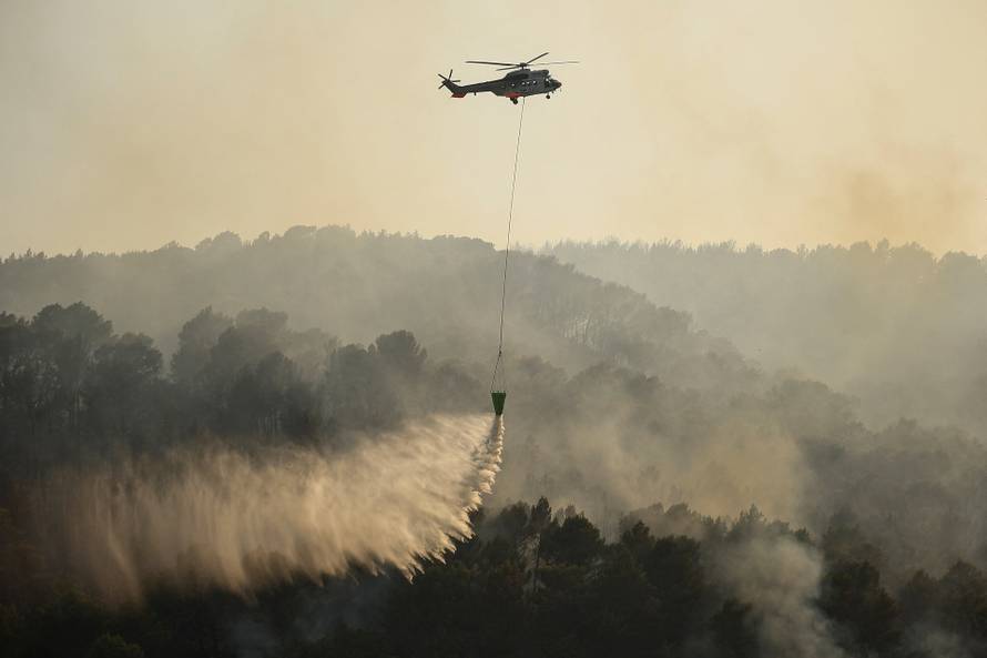 storyeditor/2026-07-24/2026-07-23t174144z-634749173-rc2tjmazhm4s-rtrmadp-3-europe-weather-france-wildfire_2h4nJZY.jpg