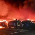 Novi napad na Muska? Buknulo 17 Tesli u Rimu. Policija sumnja na ciljani napad i piromaniju