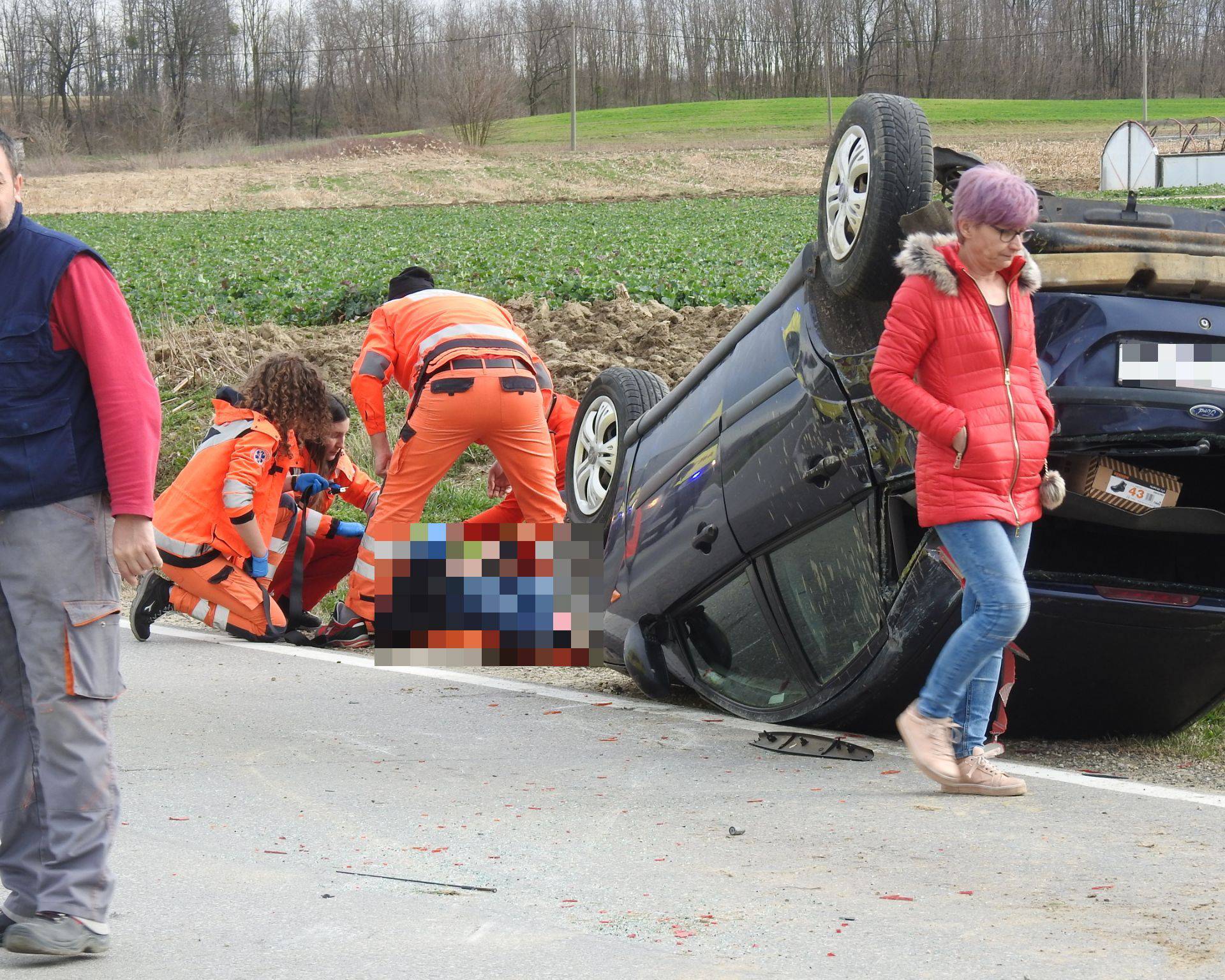 Kod Koprivnice jurio pa završio na krovu, vozača odvela Hitna