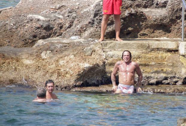 ARHIVA - 2009. Dubrovnik: Mickey Rourke se kupao u društvu tajanstvene crnke