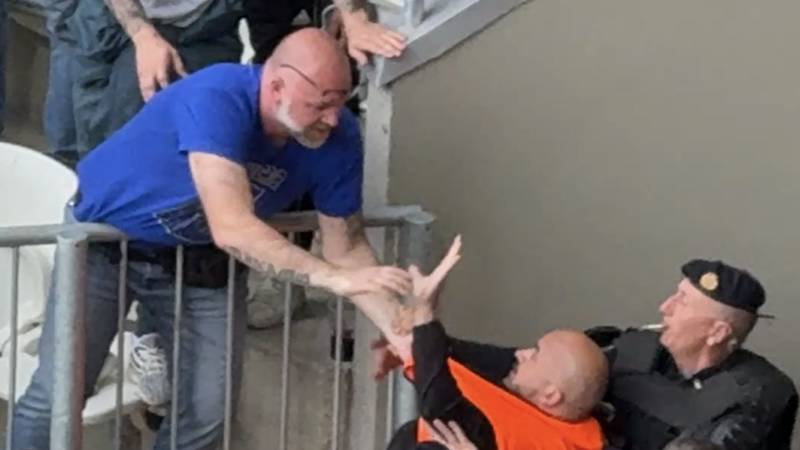 VIDEO Redari odvodili huligana, on ga htio vratiti na tribinu?! Pogledajte nadrealne scene...