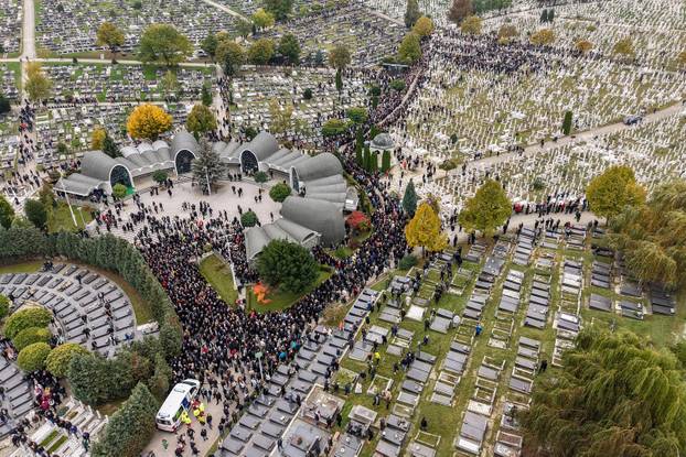 Sarajevo: Pogled iz zraka na posljednji ispraćaj Halida Bešlića na gradskom groblju Bare