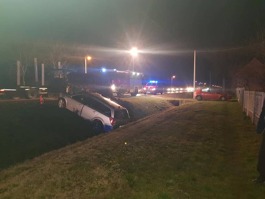 Zabio se u prikolicu punu gnoja pa ga vatrogasci vadili iz auta