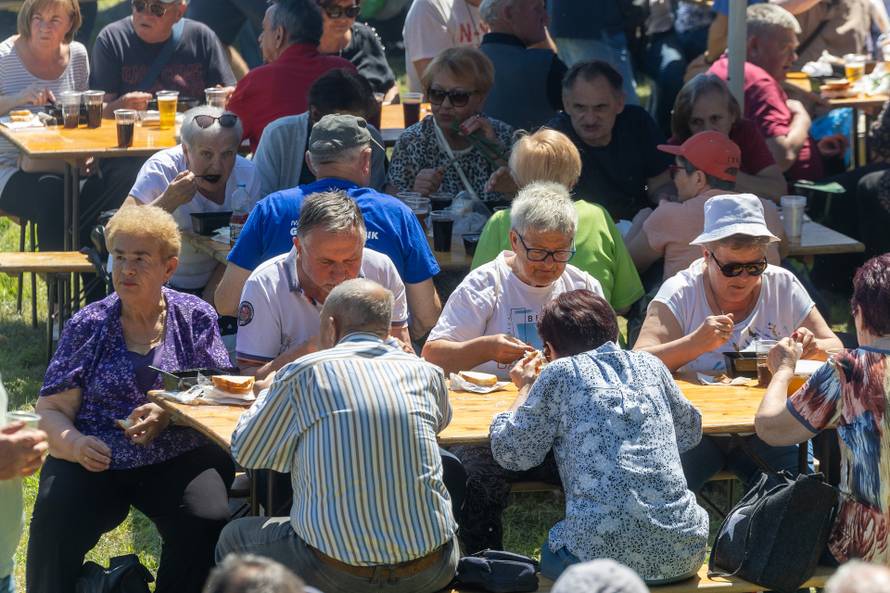 Osijek. Podjela graha na lijevoj obali Drave na Praznik rada