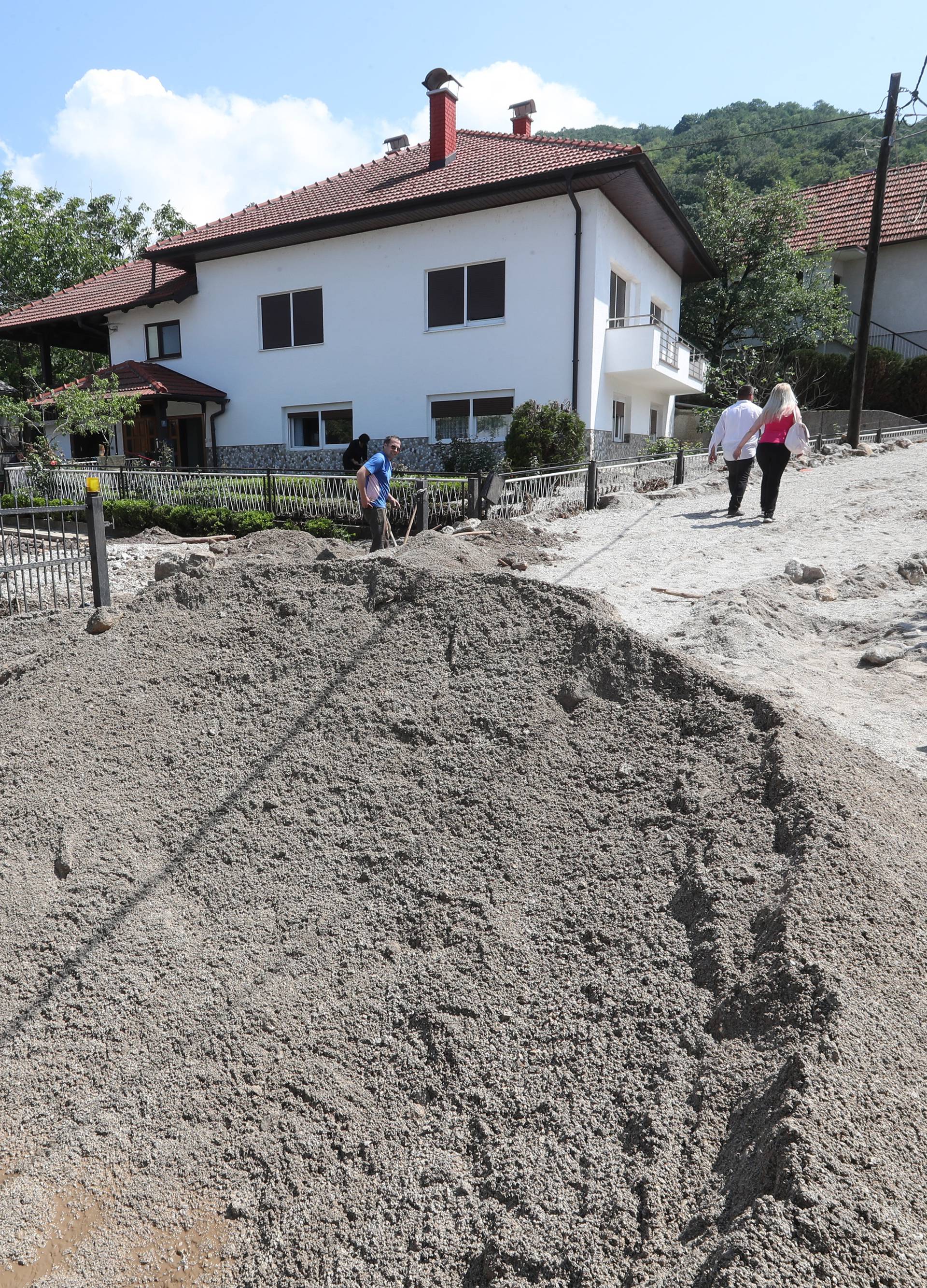 Kaos kod Zaprešića: Poplavile ulice, odron im je ugrozio kuće