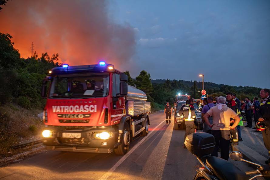 Širi se požar na području Župe dubrovačke, orkansko jugo otežava situaciju
