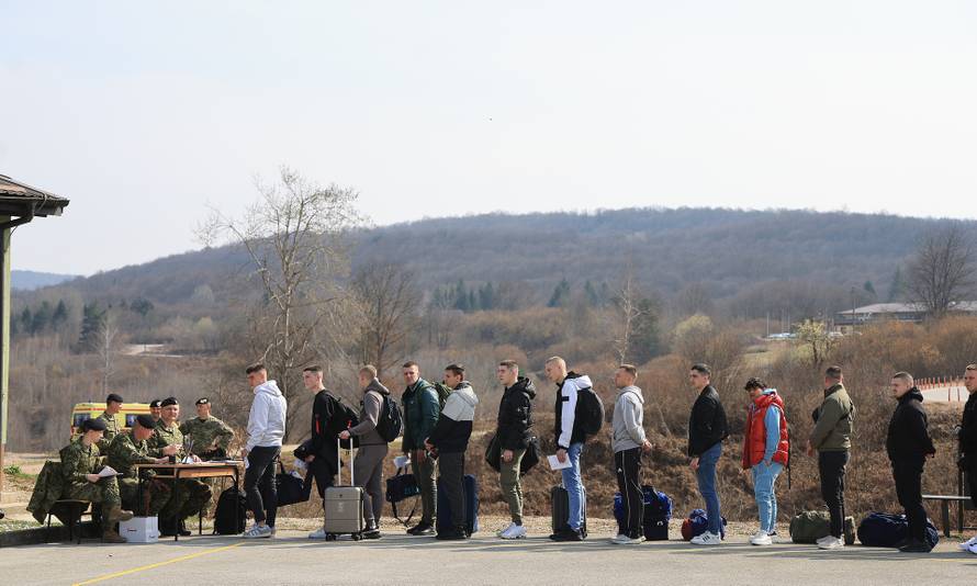 Ministar Anušić i general Kundid na prvom danu TVO-a na Slunju