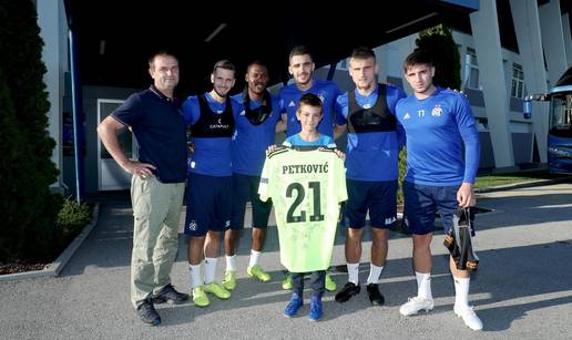 Dinamovi igra&ccaron;i navija&ccaron;u koji je spasio ulaznice darovali dres