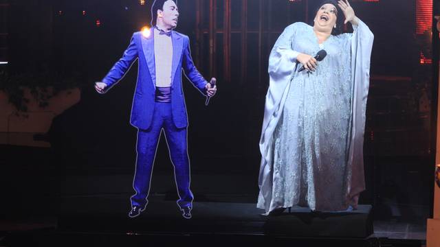 Roth oduševio kao operna diva Montserrat i Freddie Mercury