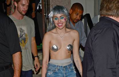 Miley na bini zapalila joint pa s dečkom u grad išla bez majice