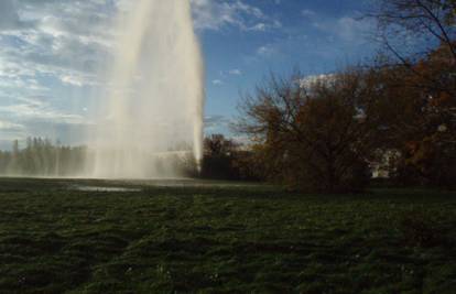 U Zagrebu puknula vodovodna cijev: Voda šiklja 40 m u zrak