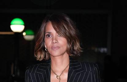 Halle Berry kao Bezosova cura na inauguraciji: Ovakvu haljinu malo tko bi se usudio odjenuti
