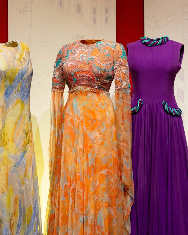 FOTO Bila je prepoznatljiva u jarkim bojama: Izložene su najljepše haljine Elizabete II.