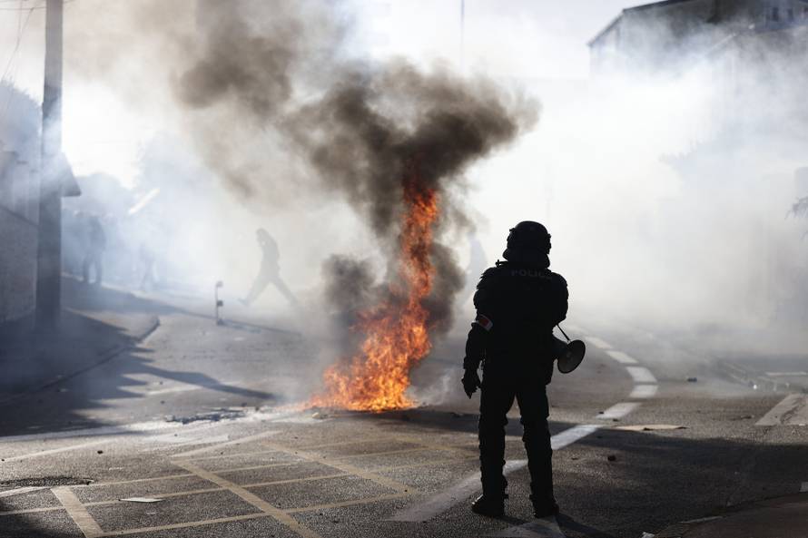 France student protest through the streets of Brest