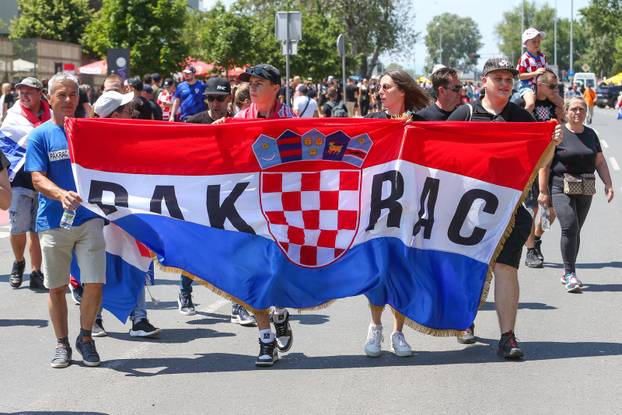 Zagreb: Tisuće fanova Thompsona prolazi Mostom mladosti koji je zatvoren za promet