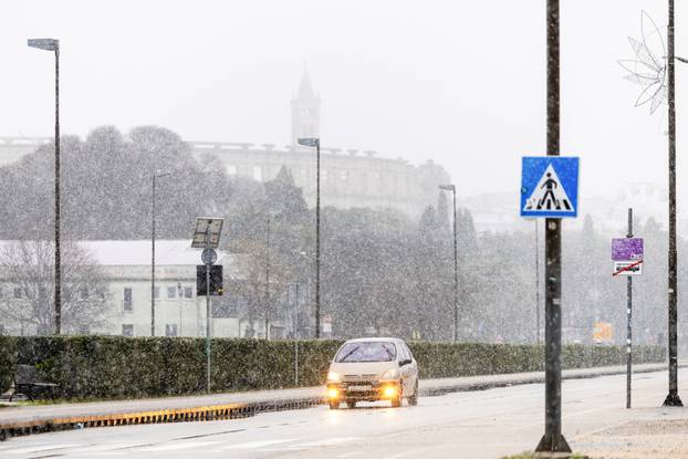 U Puli od ranog jutra pada gusti snijeg
