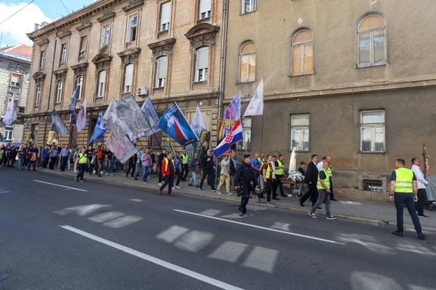 Zagreb: Molitelji na glavnom gradskom trgu