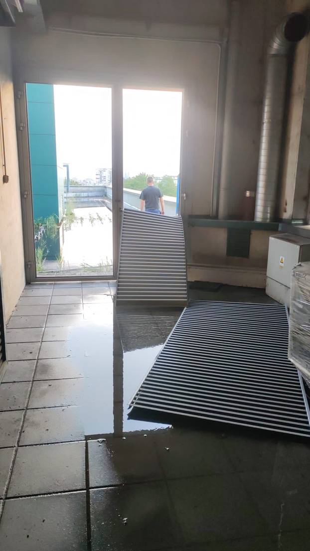 Galerija maksimirskog kaosa! Razbijeni prozori, prevrnuti WC, pokidani panoi, voda u tunelu...