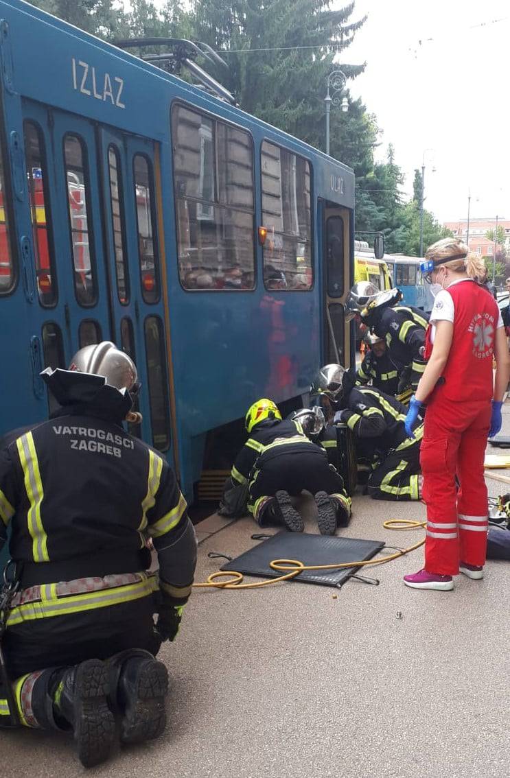 Žena podletjela pod tramvaj u Zagrebu, vatrogasci ga dizali