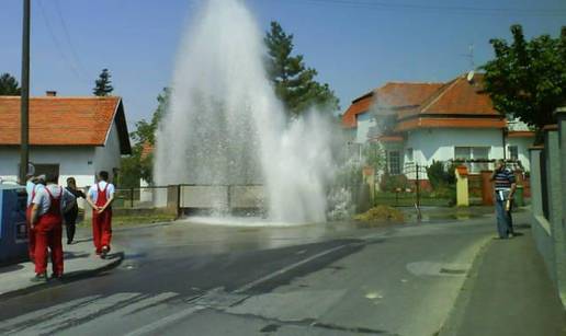 Radnici probili cijev, voda je sukljala metrima u zrak