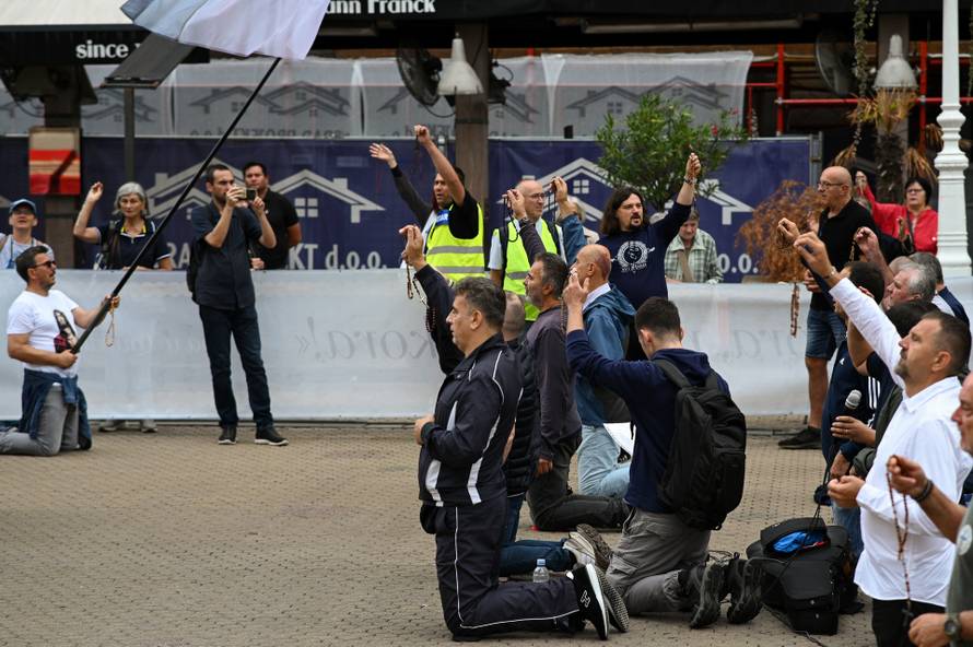 Zagreb: Muška molitva krunice na Trgu bana Josipa Jelačića