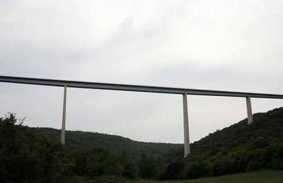Muškarac skočio sa 125 metara visokog viadukta