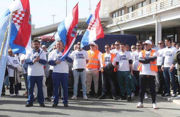 Split: Nezavisni sindikat pomoraca putničkih brodova Hrvatske (NSPPBH) organizirao mirno okupljanje