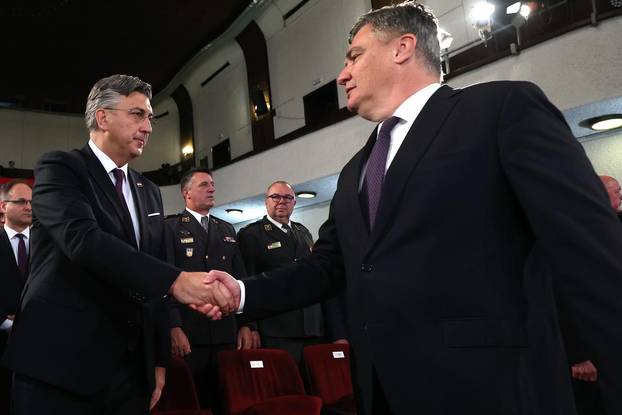 Zagreb: Plenkovi&cacute; i Milanovi&cacute; se rukovali na sve&ccaron;anoj akademiji povodom obilje&zcaron;avanja Dana Hrvatske vojske