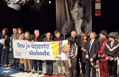 Zastava 'Ovo je mjesto slobode' na naklonu premijere u ZKM-u