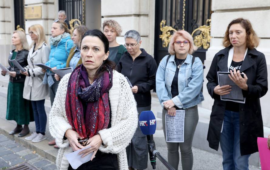Zagreb: Aktivistice udruge RODA javno Äitale potresna svjedoÄanstva Å¾ena