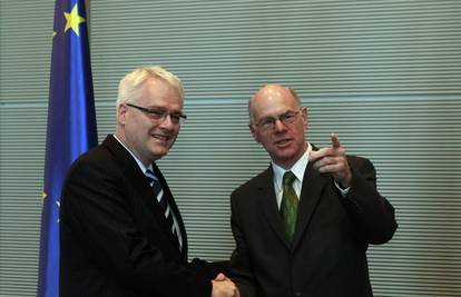 Pratio ga helikopter i 30 vozila; Josipović: Osjećam se sigurno