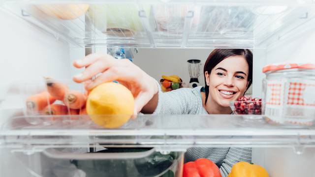 8 najčešćih grešaka u slaganju namirnica u hladnjaku: Držite li sve voće i povrće na dnu skupa?