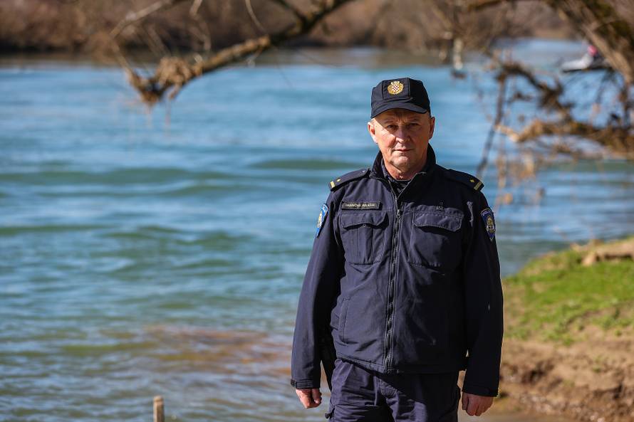 24sata Hrvatska Kostajnica: Policajci koji su prvi pronašli migrante koji su spašeni iz rijeke Une