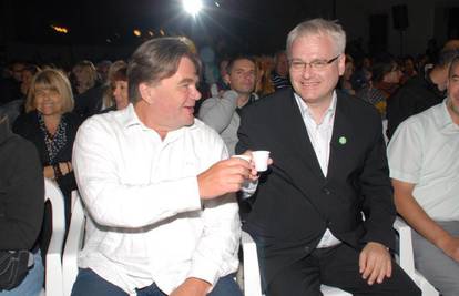 Josipović je u Motovunu popio rakiju s publikom