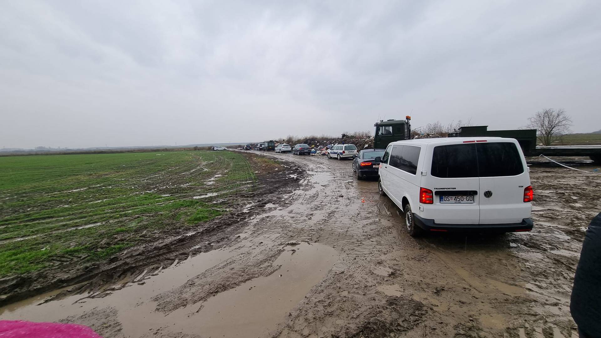 U novoj masovnoj grobnici kod Vukovara pronašli su posmrtne ostatke 10 ljudi, stigao Medved