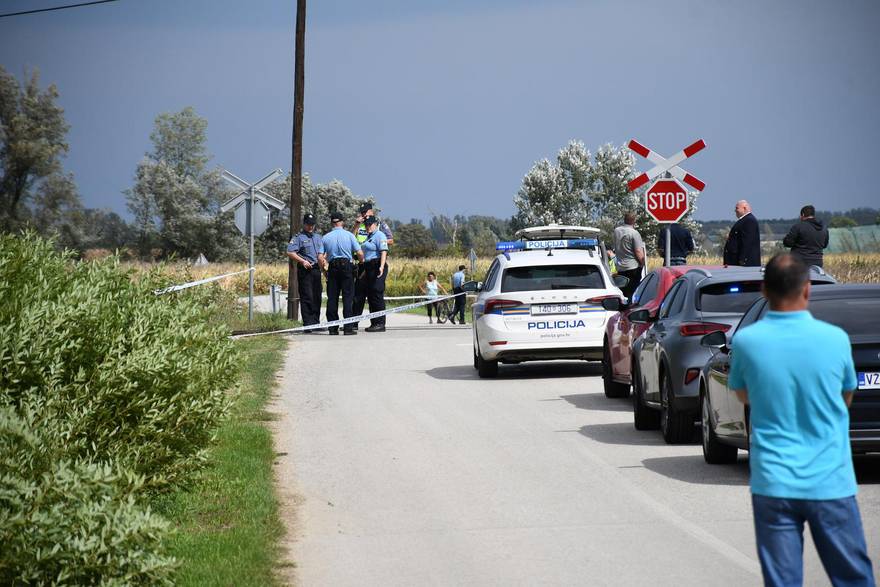 Vlak naletio na auto: Žena (27), curica i dječak (4) preminuli, muškarac je lakše ozlijeđen