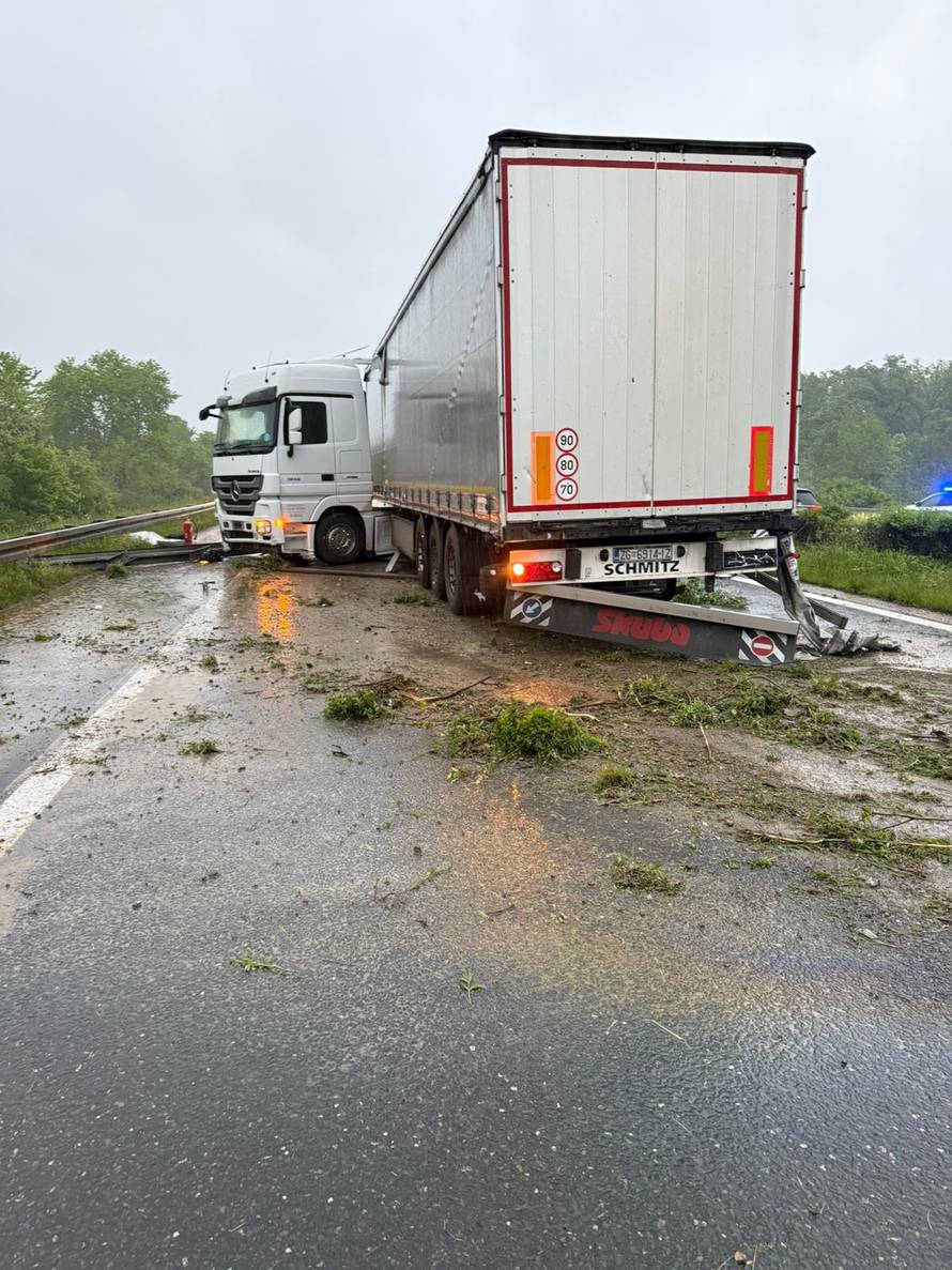 Kaos na A1: Kamionom probio ogradu, blokiran promet prema Karlovcu. Kolona 3 kilometra