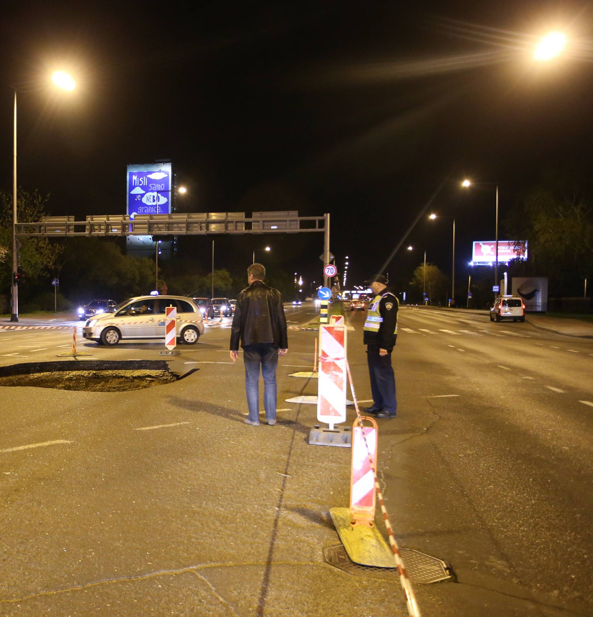 Urušilo se tlo usred raskrižja u Zagrebu, ostala ogromna rupa