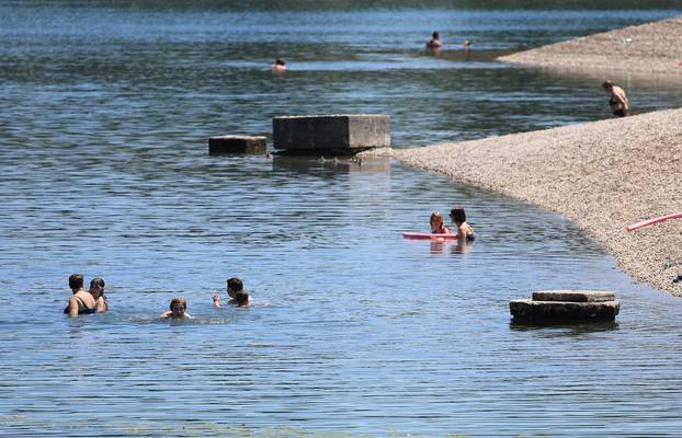 Zagreb: Građani osvježenje potražili na Jarunskom jezeru